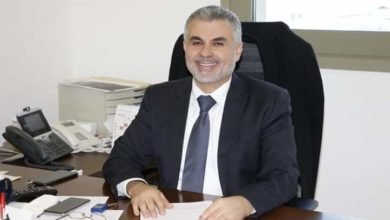 صورة توضيحية - د.بسام فرشوخ والاستاذ عبد الله حمدان يباركان للاستاذ فادي سنان بعد توليه منصب مدير عام وزارة الصحة