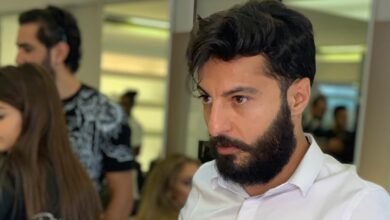 صورة توضيحية - المزين حسين صفوان يعشق مهنته حدّ الشغف