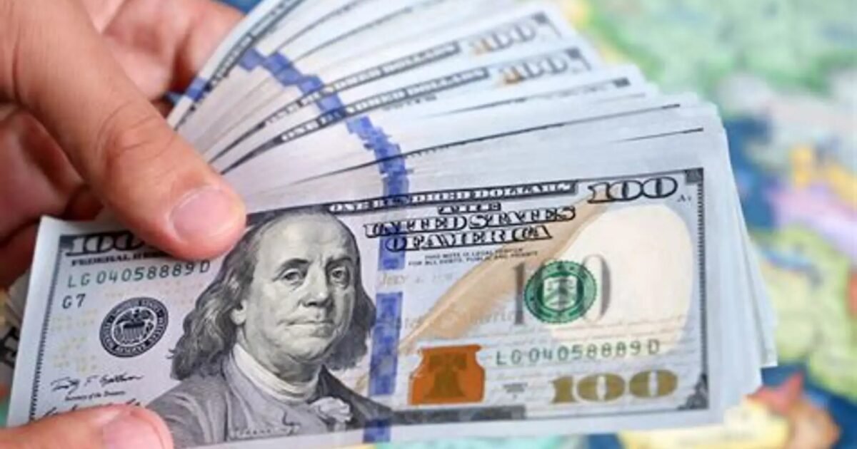 الدولار يرتفع والأسواق تترقب أول رفع للفائدة الأميركية منذ أكثر من عامين