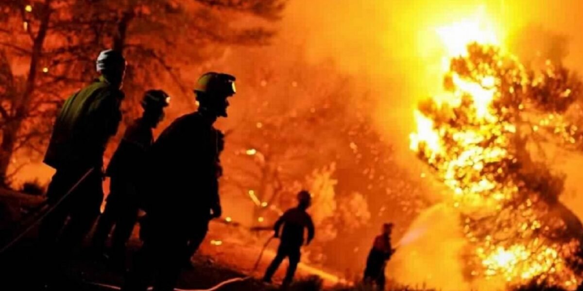 ارتفاع عدد ضحايا الحرائق في الجزائر إلى 34